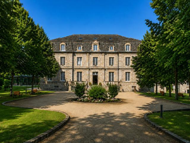 Manoir hôtel restaurant et dépendances XVIIIème siècle Aveyron, France