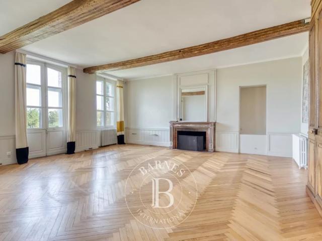 Manoir Henri Iv rénové avec piscine et ses dépendances sur 4. 554m² Gournay en Bray