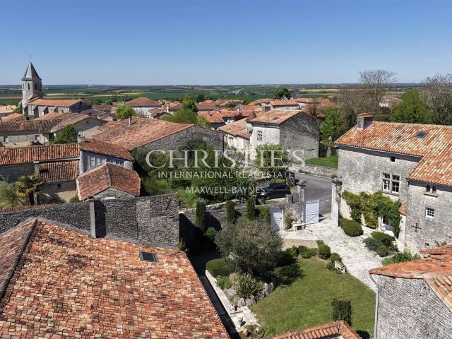 Manoir historique au cœur de Tusson, village d’exception en. 500m² Tusson