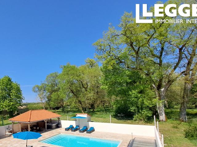 Manoir majestueux avec jardin clos, piscine, cave à vin, pavillon de chasse et écuries