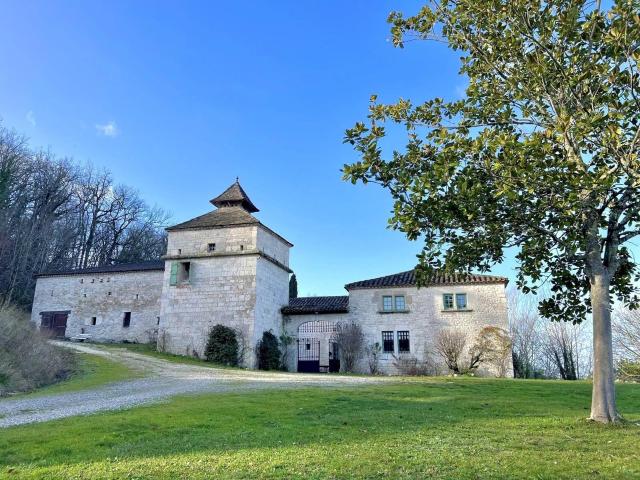 Manoir, maison damis et dépendances de standing sur parc de. 516m² Tournon d'Agenais