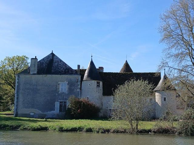 Manoir XVe XVIe XIXe à restaurer avec dépendance, parc. 330m² Buzançais