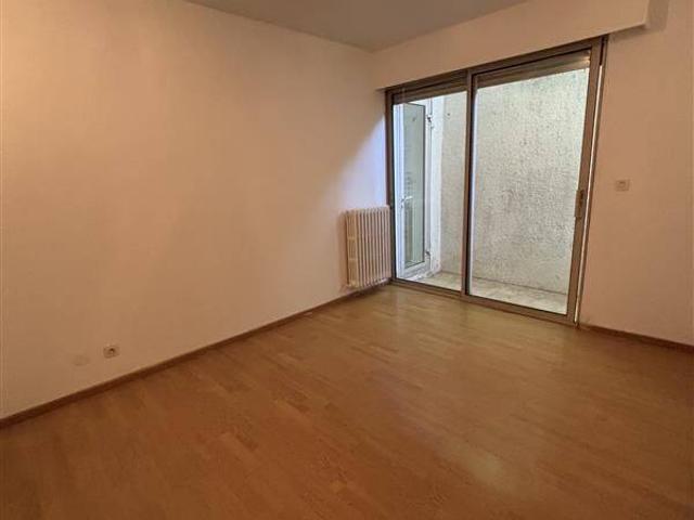 MANOSQUE – Appartement F3 de 90 m² en rez de chaussée de villa jardin et parking