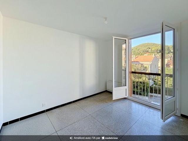 Manosque centre ville – Lumineux appartement traversant de 78 m² entièrement rénové, avec balcon terrasse, sans vis à vis et parking sécurisé