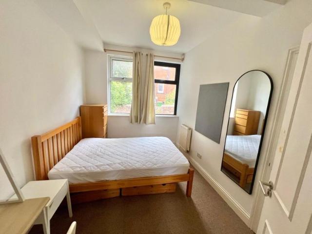 Manor Terrace, Hyde Park, Leeds LS6, 6 bed property to rent, £628 pppm | PrimeLocation