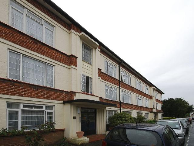 Manor Vale, Boston Manor, Brentford TW8, 2 bed flat to rent, £2,100 pcm | PrimeLocation