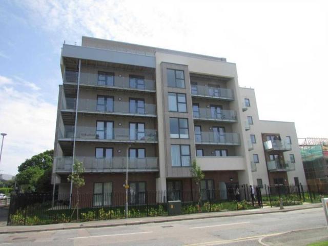 Manor Way, Borehamwood 2 bed flat to rent £1,895 pcm £437 pw