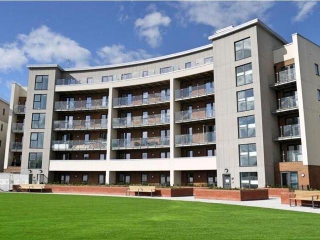 Manor Way, Borehamwood WD6, 2 bed flat to rent, £1,850 pcm | PrimeLocation