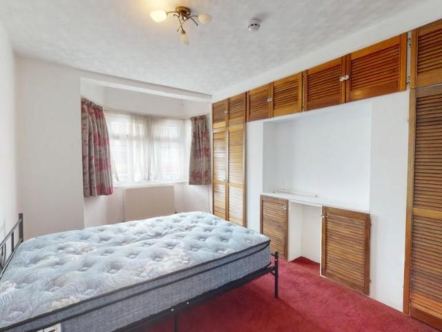 Manor Way, Mitcham CR4 1 bed in a house share to rent £800 pcm £185 pw