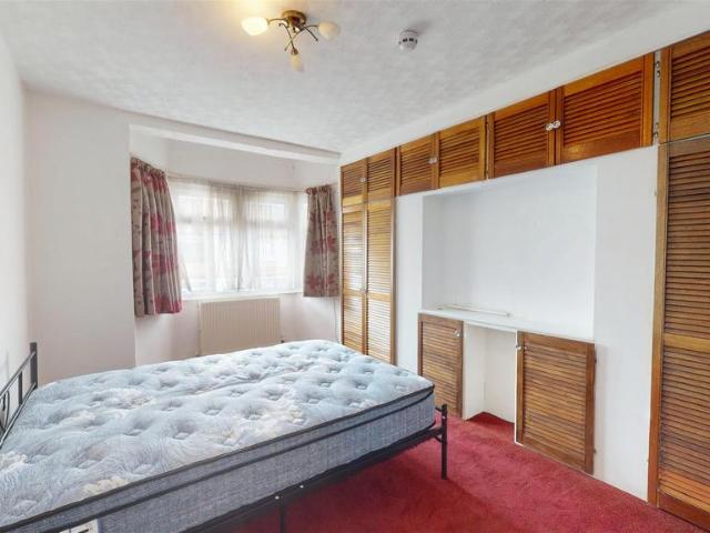 Manor Way, Mitcham CR4 Guest house to rent £770 pcm £178 pw