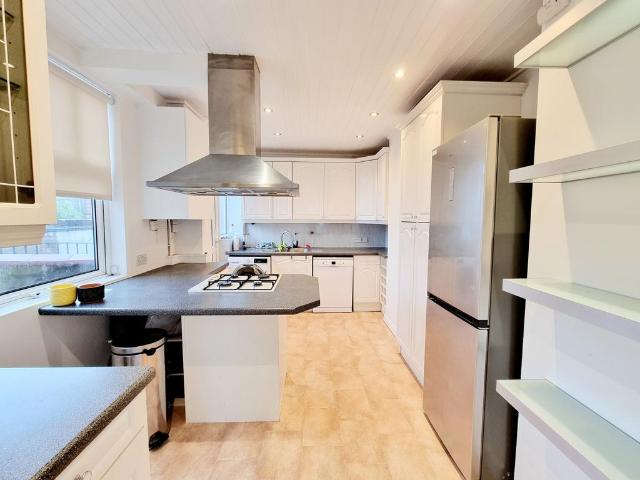 Manor Court, Aylmer Road, Highgate, N2 3 bed flat to rent £2,648 pcm £611 pw