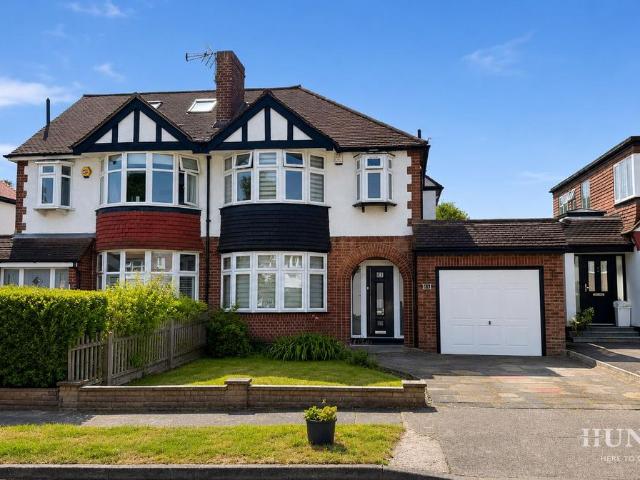 Manor Close, Worcester Park KT4, 3 bed property to rent, £3,200 pcm | PrimeLocation