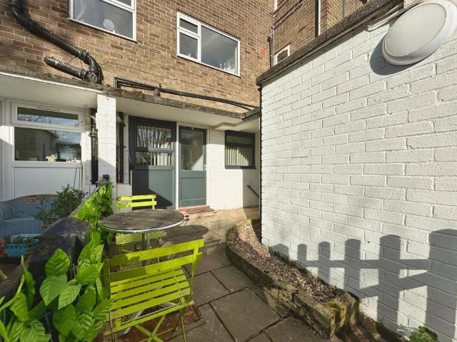 Manor Close, Lymm, WA13 1 bed apartment to rent £795 pcm £183 pw