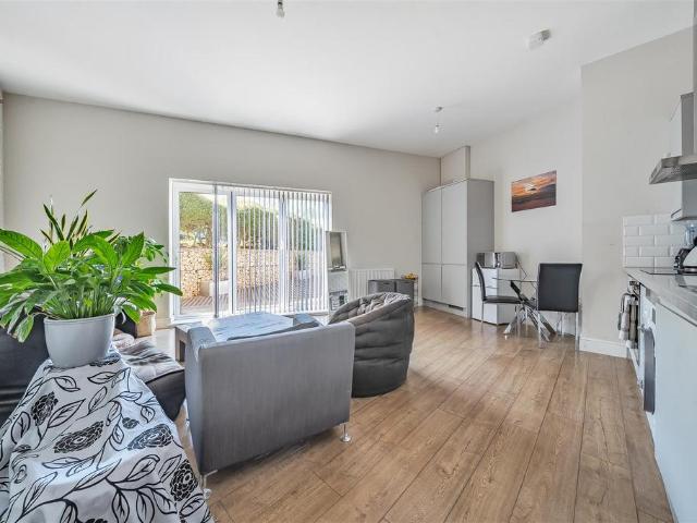 Manor Drive North, Malden Manor KT3 3 bed flat to rent £2,250 pcm £519 pw