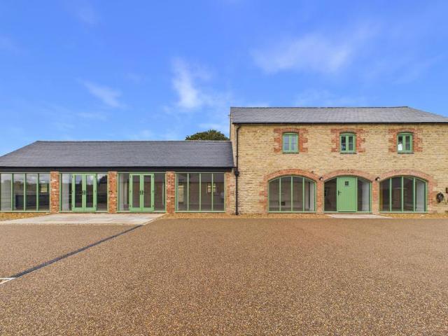 Manor Farm, Wood Burcote, NN12 3 bed barn conversion to rent £3,000 pcm £692 pw