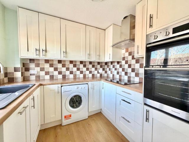 Manor Fields, Horsham RH13, 2 bed flat to rent, £1,300 pcm | PrimeLocation