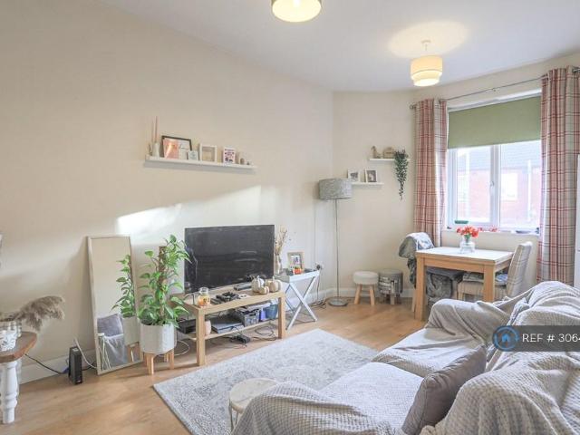 Manor Grove, Leeds, LS7 2 bed flat to rent £995 pcm £230 pw