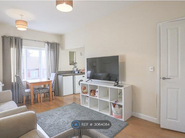 Manor Grove, Leeds LS7, 2 bed flat to rent, £995 pcm | PrimeLocation
