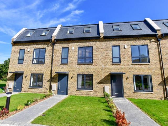 Manor Lane Fawkham DA3 4 bed terraced house to rent £2,400 pcm £554 pw