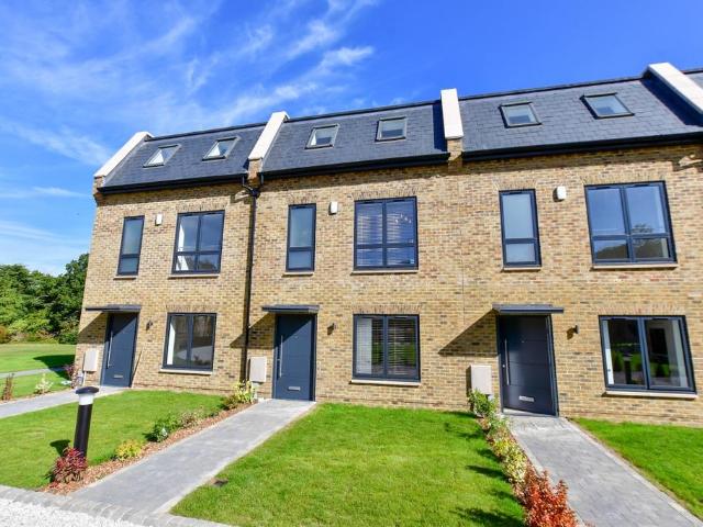 Manor Lane Longfield DA3 4 bed terraced house to rent £2,250 pcm £519 pw