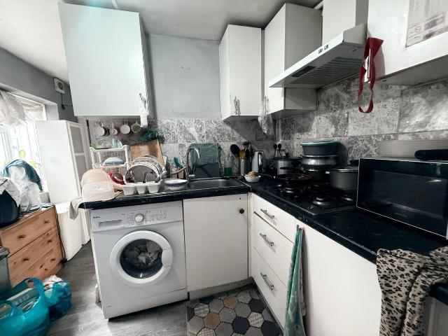 Manor Park E12, 2 bed flat to rent, £1,750 pcm | PrimeLocation
