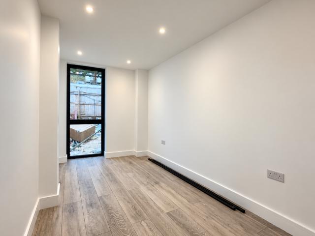 Manor Park Road, London NW10 3 bed flat to rent £2,600 pcm £600 pw