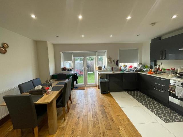 Manor Road, Mitcham, CR4 4 bed semi detached house to rent £2,500 pcm £577 pw