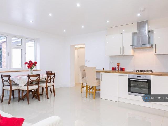 Manor Road North, Thames Ditton, KT7 2 bed terraced house to rent £2,250 pcm £519 pw