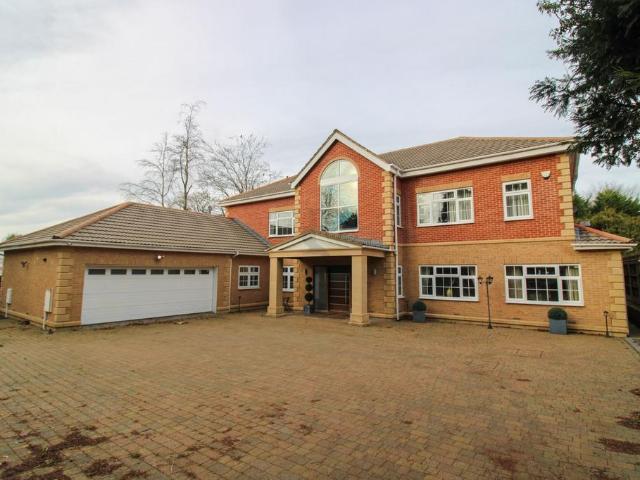 Manor Road, Oadby, Oadby, Leicester 4 bed detached house to rent £3,500 pcm £808 pw