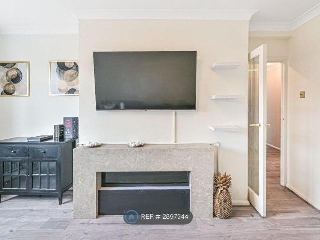 Manor Road, Barnet EN5, 2 bed flat to rent, £3,500 pcm | PrimeLocation