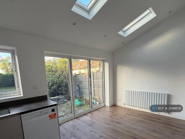 Manor Road, Bedford, MK41 3 bed semi detached house to rent £1,800 pcm £415 pw