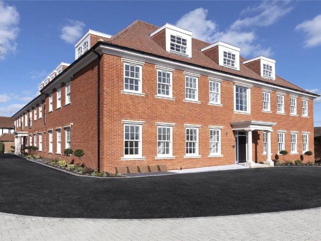 Manor Road, Chigwell, Essex IG7, 3 bed flat to rent, £3,500 pcm | PrimeLocation