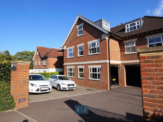 Manor Road, Chigwell IG7 2 bed apartment to rent £1,950 pcm £450 pw