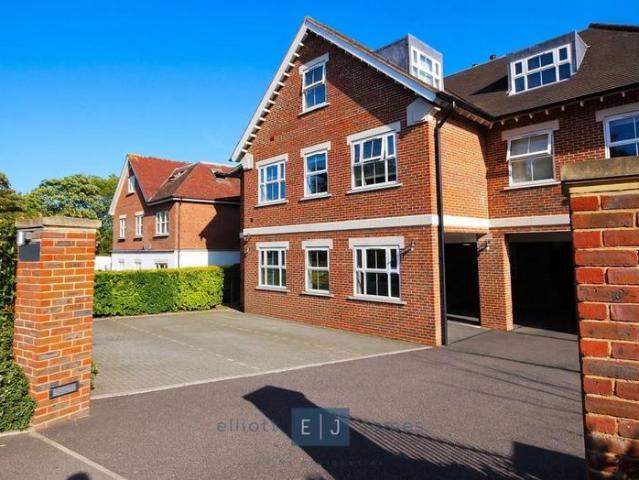 Manor Road, Chigwell IG7 2 bed apartment to rent £2,100 pcm £485 pw