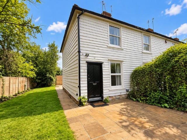 Manor Road, Chigwell, IG7 2 bed end of terrace house to rent £2,200 pcm £508 pw