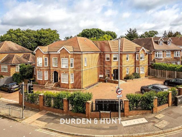 Manor Road, Chigwell IG7, 2 bed flat to rent, £2,200 pcm | PrimeLocation
