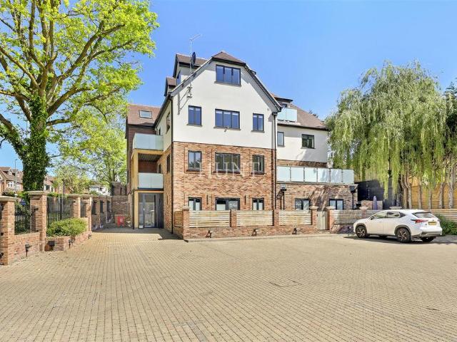 Manor Road, Chigwell 2 bed apartment to rent £2,500 pcm £577 pw