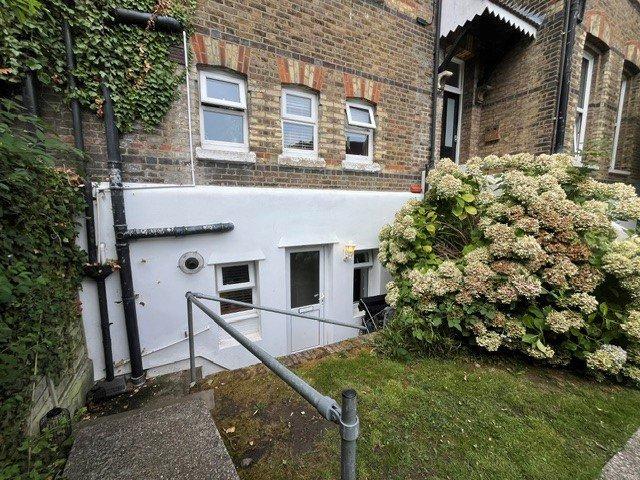 Manor Road, Folkestone, Kent, CT20 1 bed apartment to rent £850 pcm £196 pw