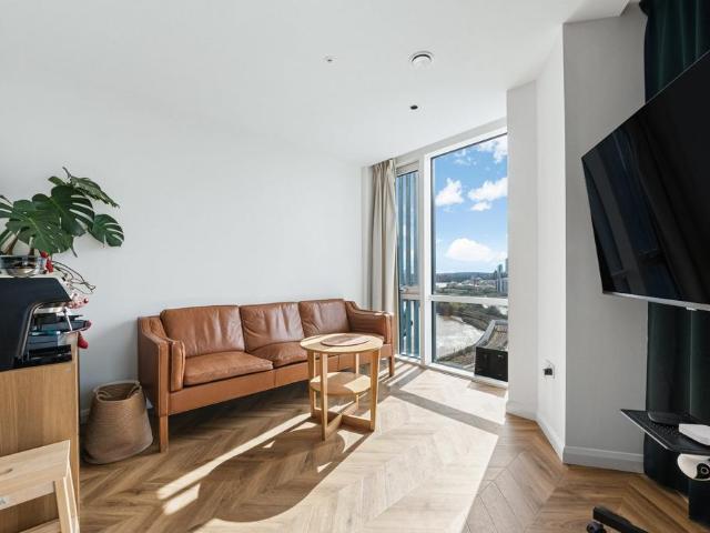 Manor Road, London, E16 2 bed apartment to rent £2,600 pcm £600 pw