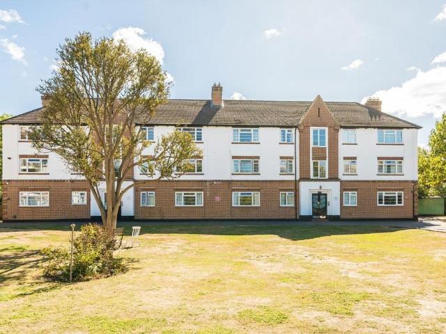 Manor Road, Twickenham TW2 2 bed flat to rent £1,700 pcm £392 pw