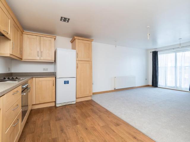 Manor Road, Wallington SM6 2 bed apartment to rent £1,595 pcm £368 pw