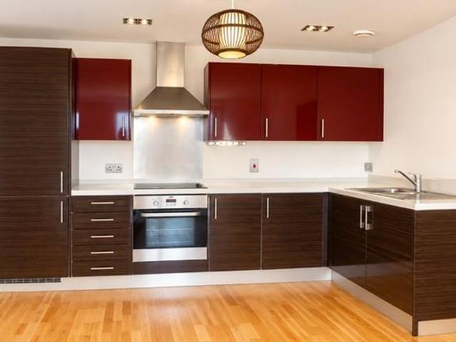 Manor Road, Wallington, SM6 2 bed flat to rent £1,650 pcm £381 pw