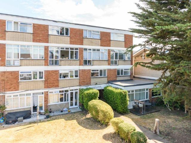 Manor Road, Walton On Thames 2 bed apartment to rent £1,595 pcm £368 pw