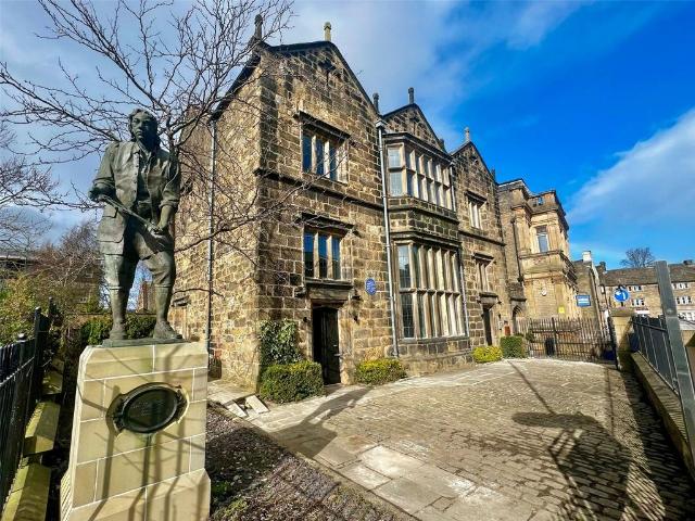 Manor Square, Otley, LS21 2 bed flat to rent £1,340 pcm £309 pw