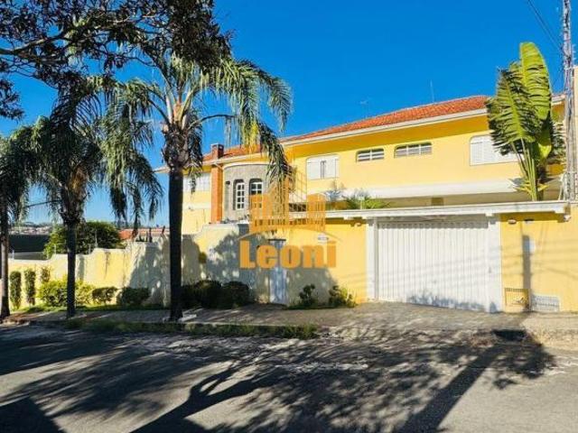 Mansão 4 suítes, 5 salas, 6 vagas de garagem estilo colonial única na cidade