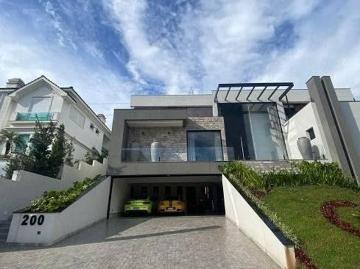 MANSÃO EM ALPHAVILLE POSSUI 826 M² COM 5 SUÍTES