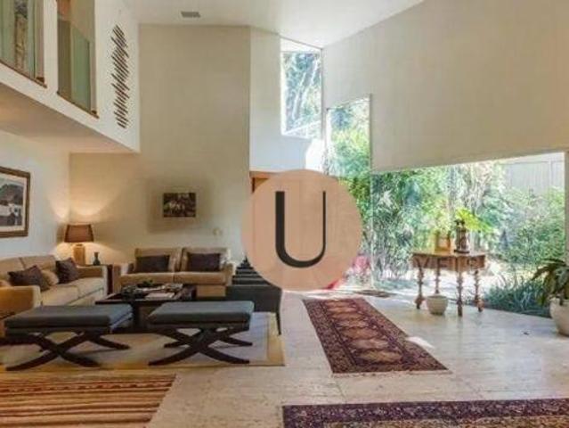 Mansão Exclusiva no Jardim Guedala: Luxo e Amplitude em 1.723m² de Terreno