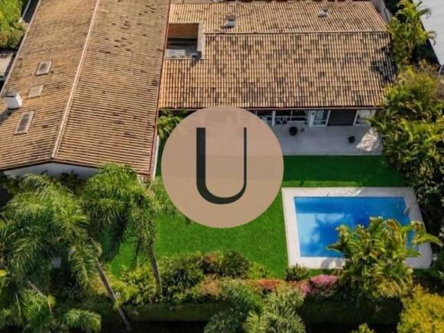 Mansão Exclusiva Próxima ao Jockey Club | 1.481 m² de Terreno e 725 m² Construídos