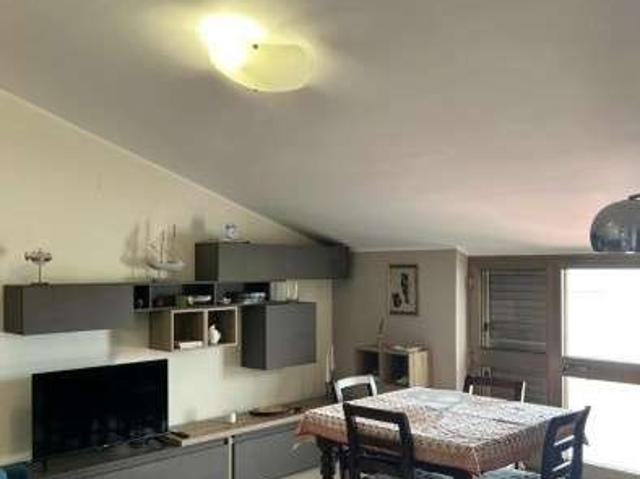 Mansarda arredata con terrazzo Rometta marea
