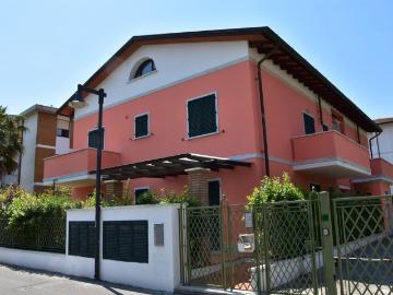 Mansarda in affitto Marina Di Massa, Massa